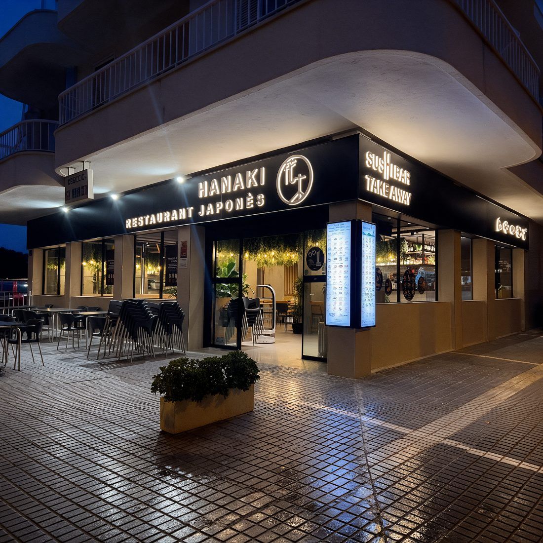 Fachada del restaurante HANAKI en Salou